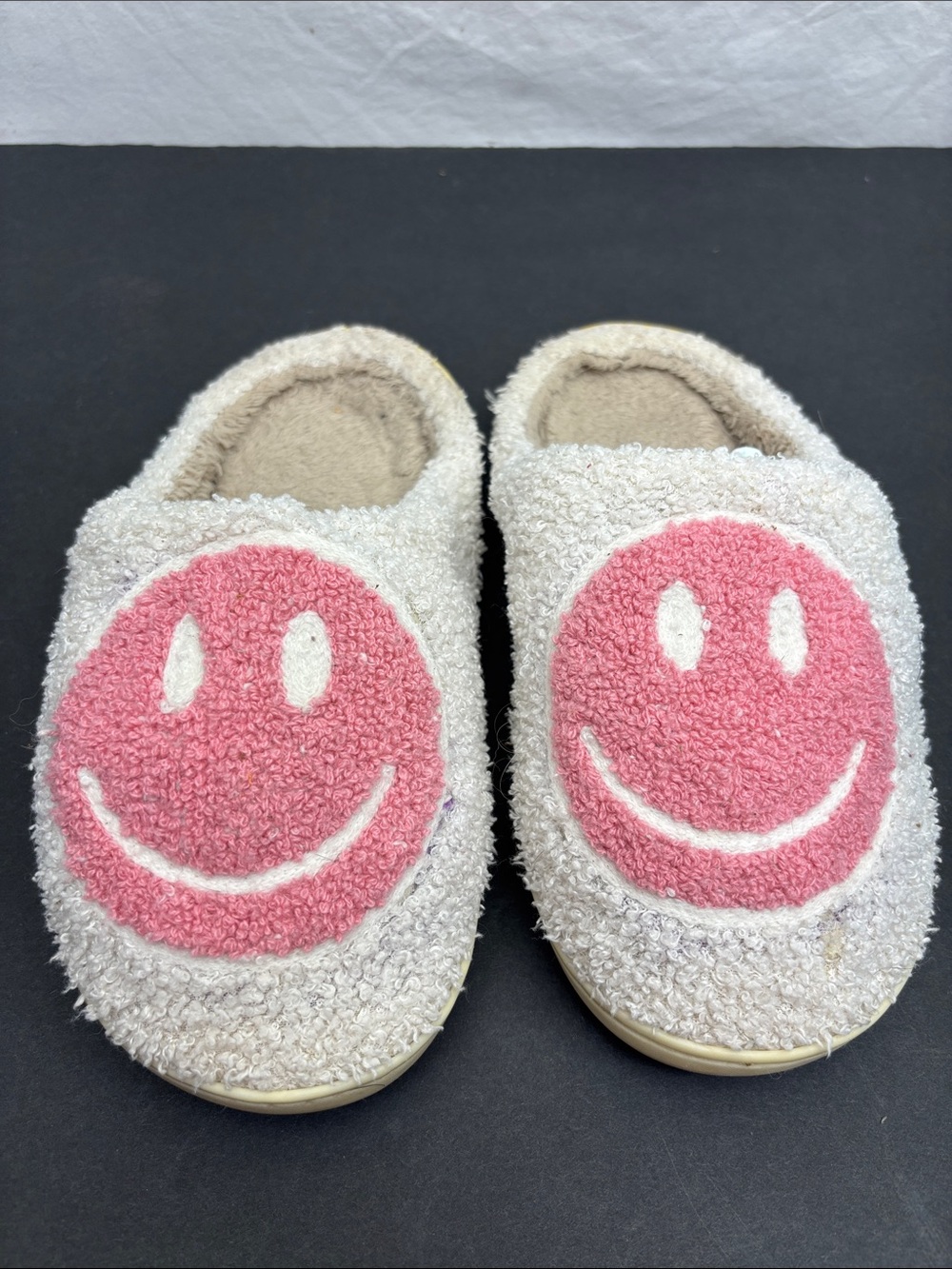 Cozy Cream One-Piece Slippers with Pink Smiley size 41-42 women’s, box 78